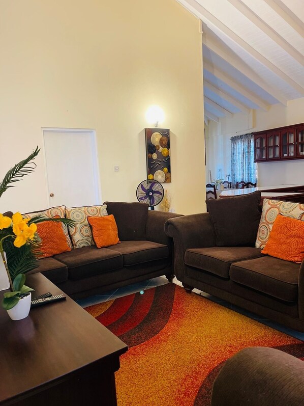 Villa, Blick auf den Innenhof | Wohnbereich | 55-Zoll-Smart-TV mit Digitalempfang