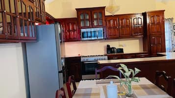 Villa, vistas al patio | Servicio de comidas en la habitación