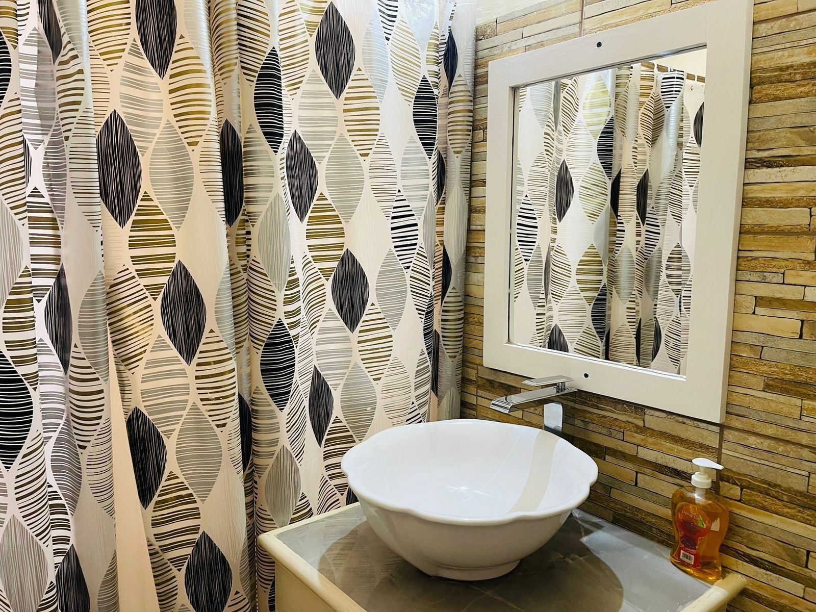 فيلا - منظر للفناء | حمام | تجهيزات دش، مناشف، صابون، ورق حمّام