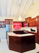 Vila, vista para o pátio | Cozinha privada | Geladeira grande, micro-ondas, chaleira elétrica, mesas de jantar
