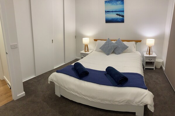 3 chambres, fer et planche à repasser, literie fournie