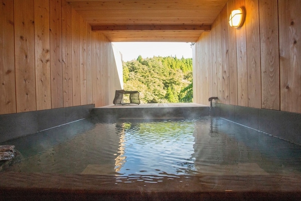 Pancuran mandi, kelengkapan dandanan diri percuma, pengering rambut