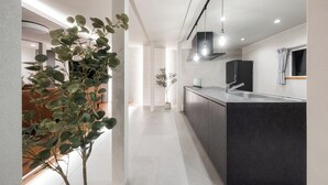 Fridge, microwave, oven, stovetop - THE ELYSIAN RETREAT (Otaru)