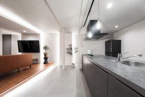 Réfrigérateur, micro-ondes, four, plaque de cuisson