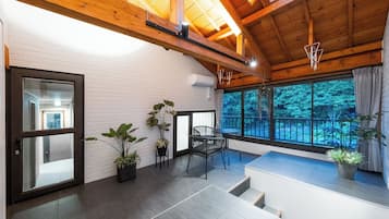 6 bedrooms, desk, iron/ironing board, free WiFi