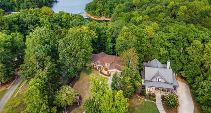 Cozy 4bd lakefront home in Lake Lanier w/ HotTub, FirePit, Private dock, Wifi