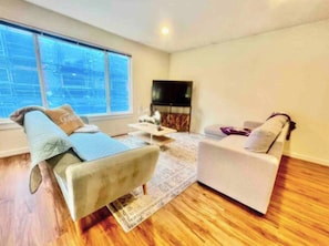 TV, offices - 4BR/4BA Queen Anne Retreat, Downtown, Cruise Port (Seattle)