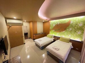 ห้องดีลักซ์ดับเบิลหรือทวิน, ระเบียง, วิวเมือง | โต๊ะทำงาน, Wi-Fi ฟรี