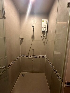 Standard Double or Twin Room | Bathroom