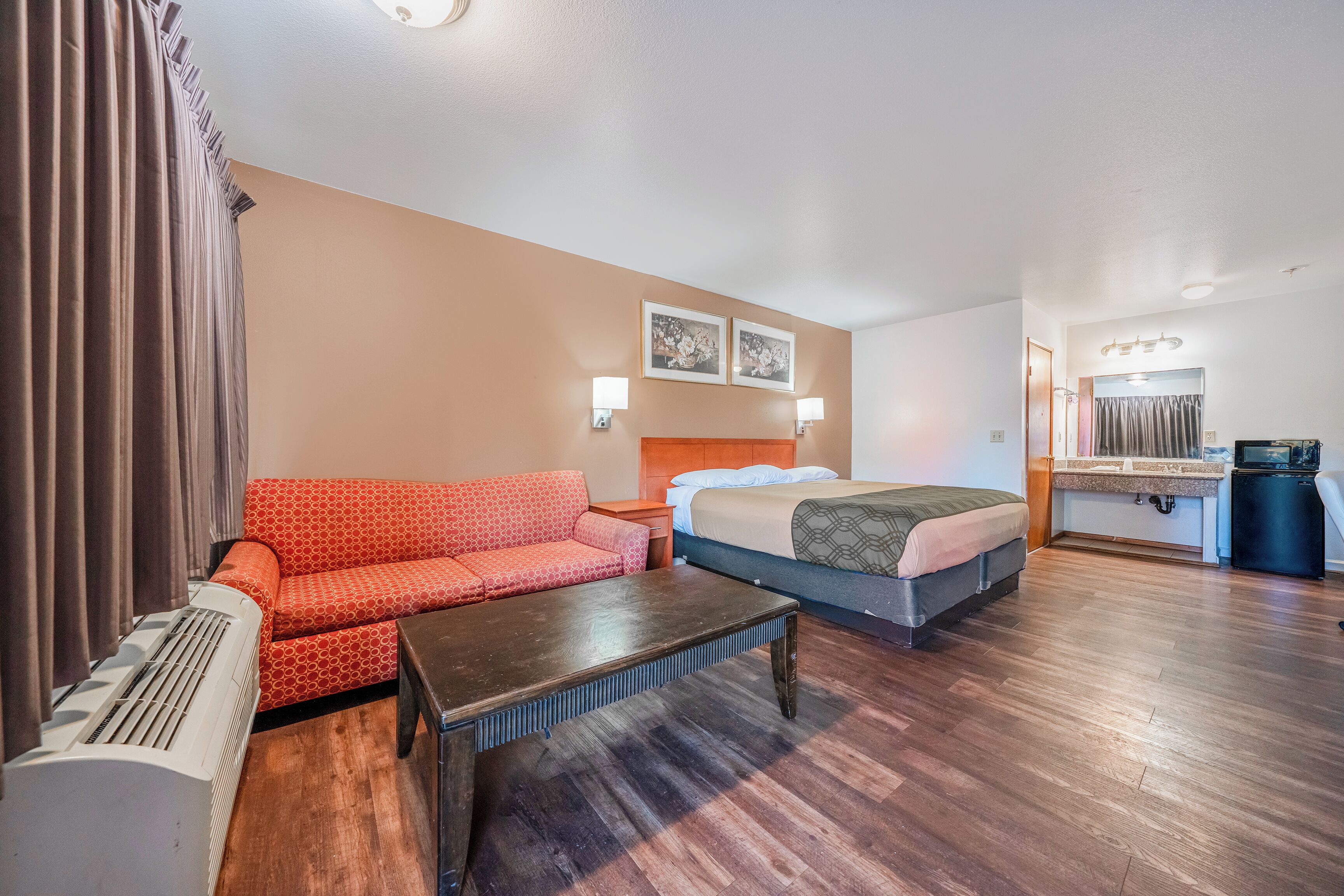 Escritorio, tabla de planchar con plancha, wifi gratis y ropa de cama 