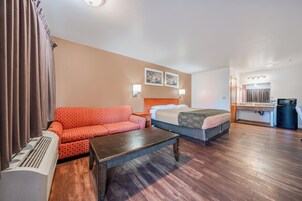 Escritorio, tabla de planchar con plancha, wifi gratis y ropa de cama 