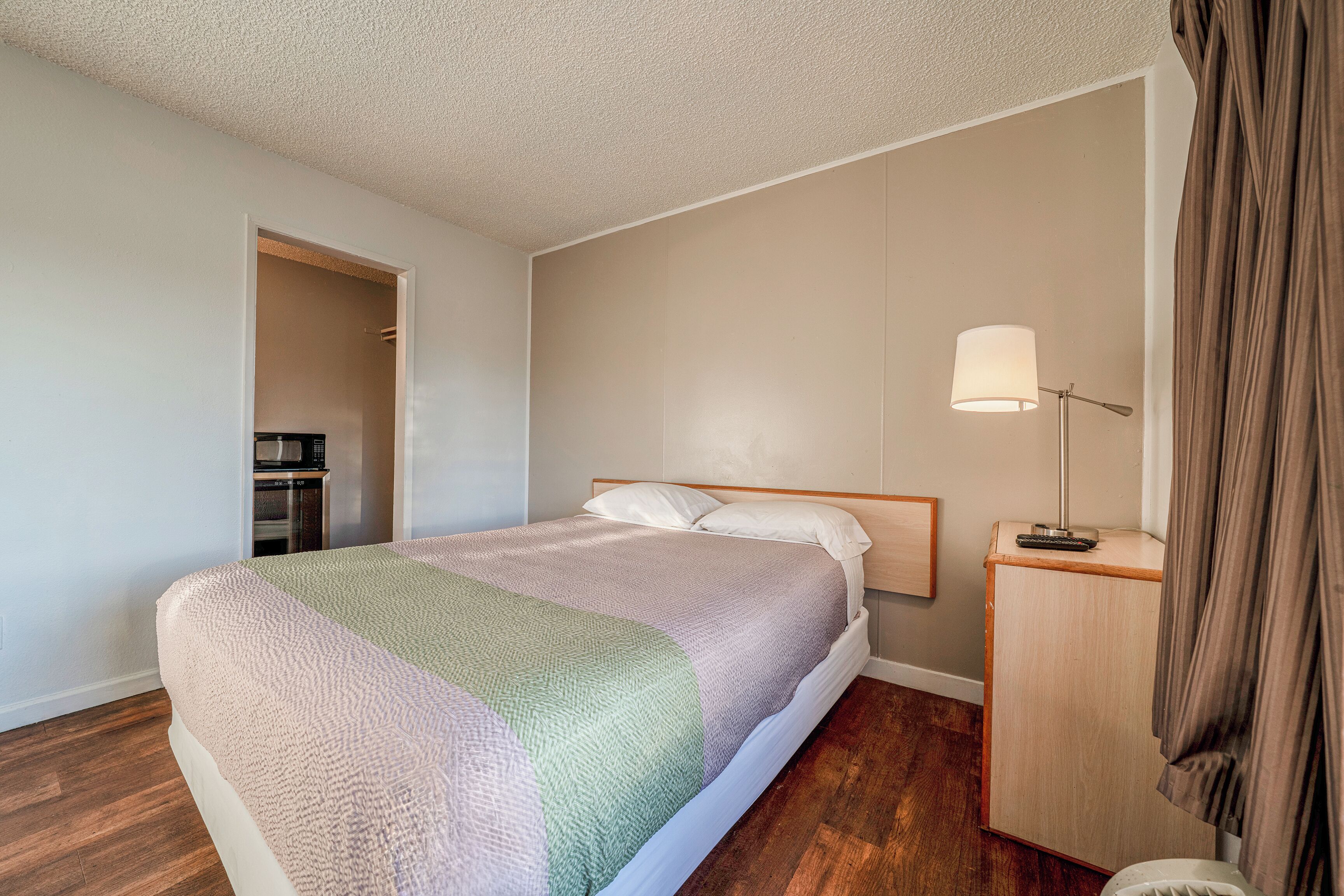 Schreibtisch, Bügeleisen/Bügelbrett, kostenloses WLAN, Bettwäsche