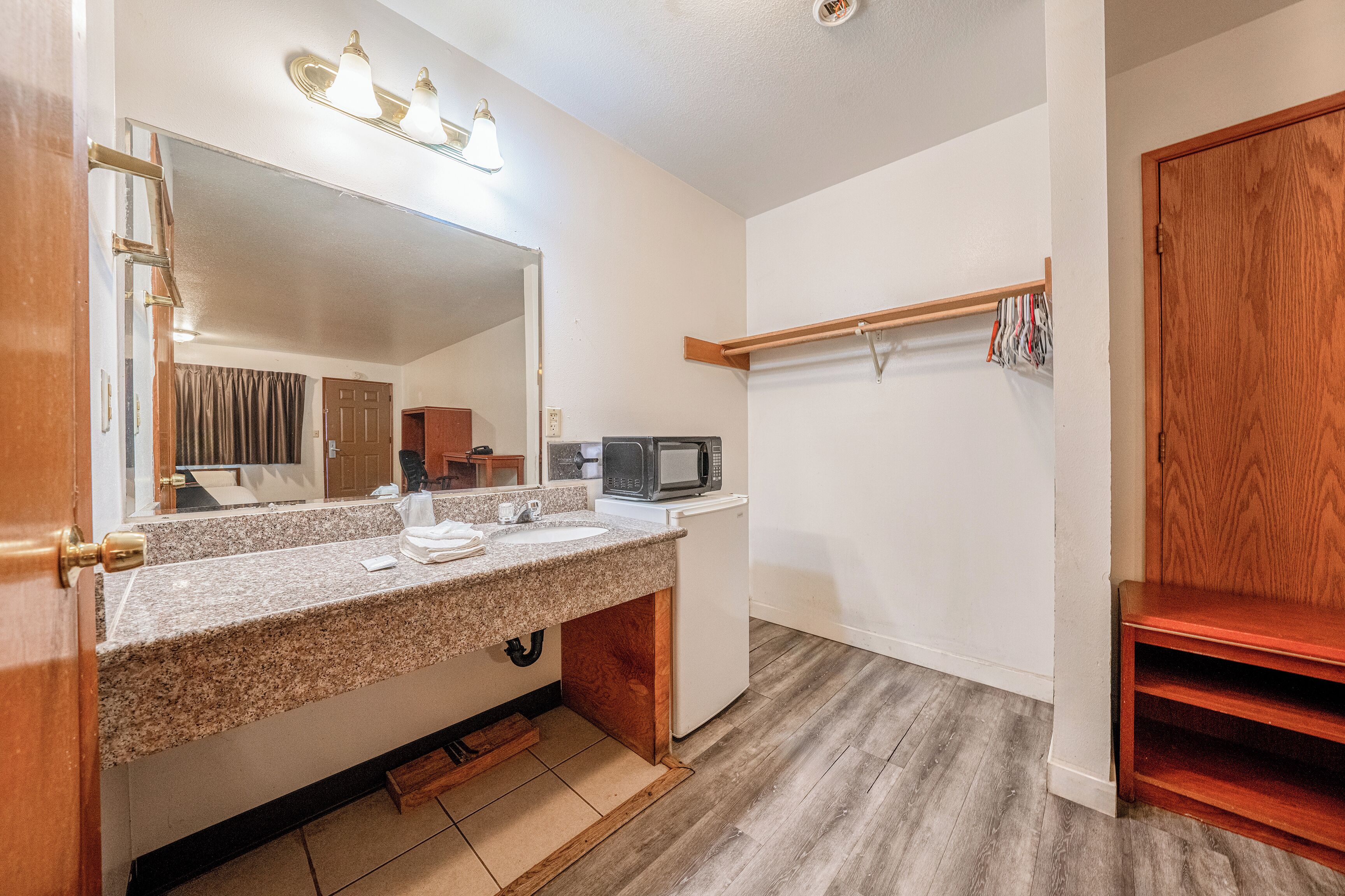 Kamer, 2 queensize bedden, niet-roken | Badkamer | Gratis toiletartikelen, een haardroger, handdoeken