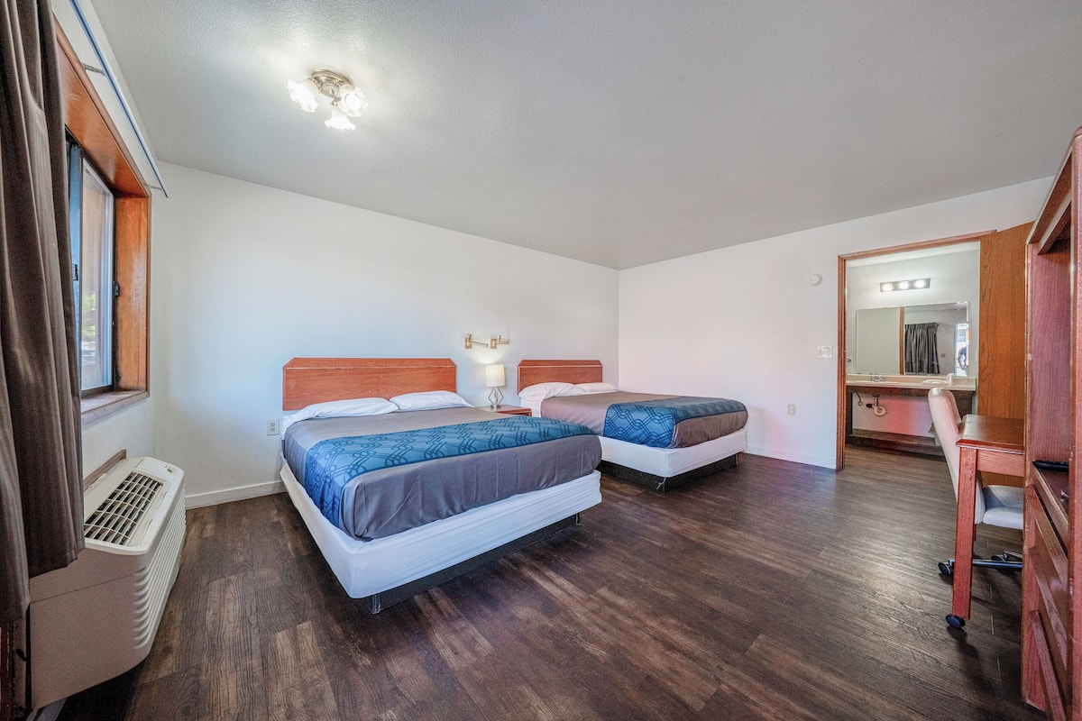 Chambre, 2 grands lits, fumeurs | Bureau, fer et planche Ă repasser, Wi-Fi gratuit, draps fournis