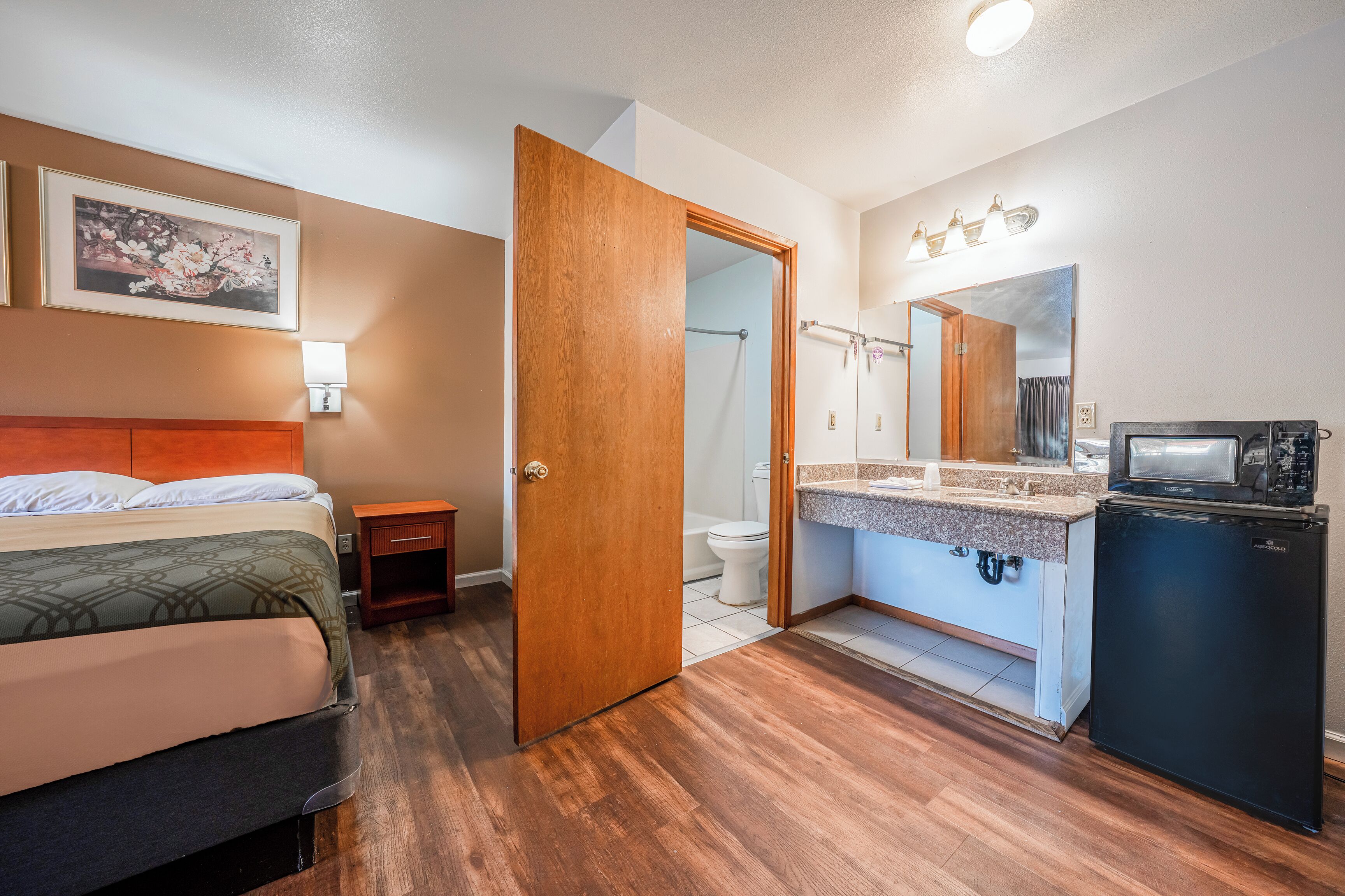 Een bureau, een strijkplank/strijkijzer, gratis wifi, beddengoed