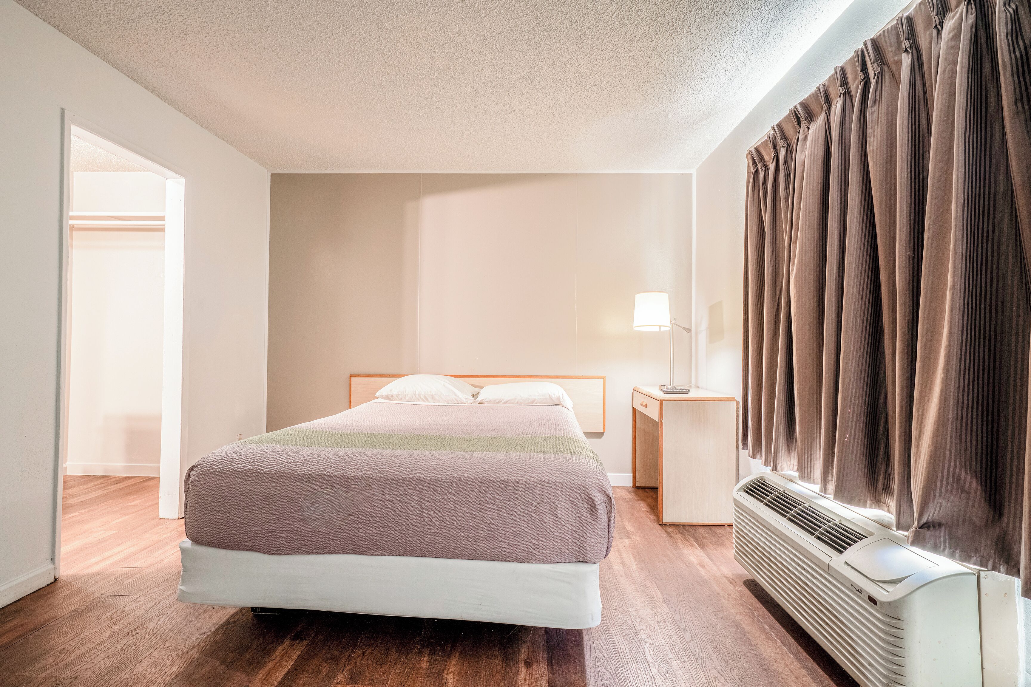 Schreibtisch, Bügeleisen/Bügelbrett, kostenloses WLAN, Bettwäsche