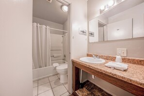 Toalettartikler (inkludert), hårføner og håndklær