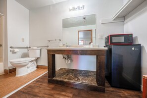 Rom, 2 queensize-senger, røyk | Skrivebord, strykejern/-brett, wi-fi (inkludert) og sengetøy