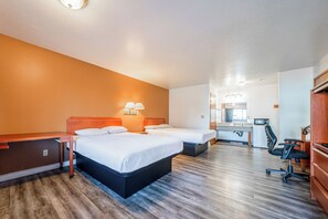 Rom, 2 queensize-senger, ikke-røyk | Skrivebord, strykejern/-brett, wi-fi (inkludert) og sengetøy