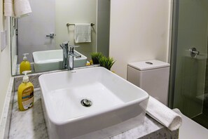 Dusj, hårføner, håndklær og såpe