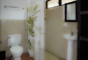 Shower, towels - Poolside Family Room with 2 twin beds (El Gigante)