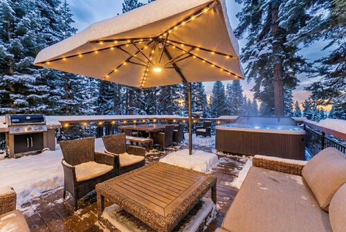 Modern Mountain Luxury Retreat: Hot Tub & Grill