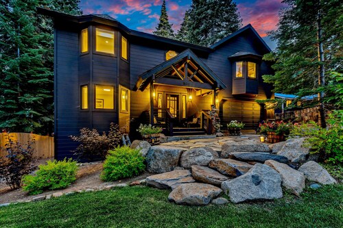 Modern Mountain Luxury Retreat: Hot Tub & Grill