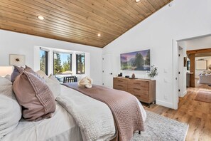 5 bedrooms, desk, iron/ironing board, travel cot