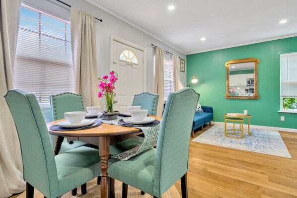 Dining - 
Colorful & Comfy Retreat: Close to Tampa ~ Parking (Brandon)