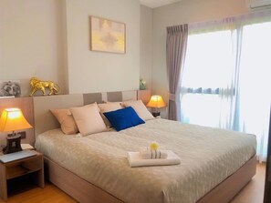 2 soverom, skrivebord, strykejern/-brett og reiseseng for barn