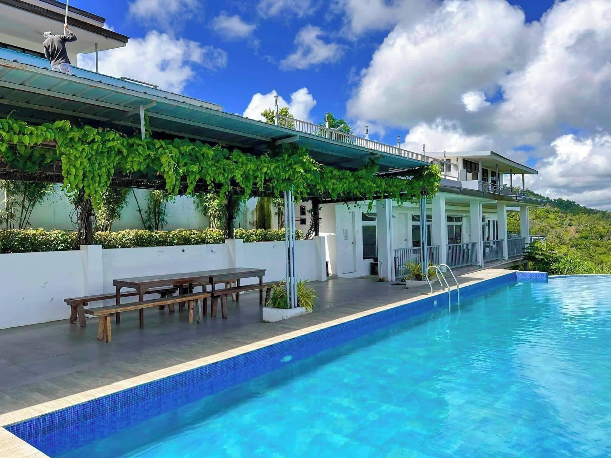 3 piscines extérieures