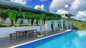 3 piscines extérieures