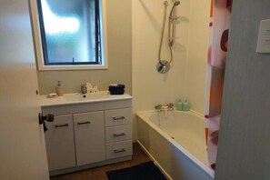 Shower, hair dryer, towels - Charming 2-Bedroom Home in South Dunedin (Dunedin)
