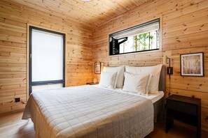 2 bedrooms, travel cot, free WiFi, bed sheets