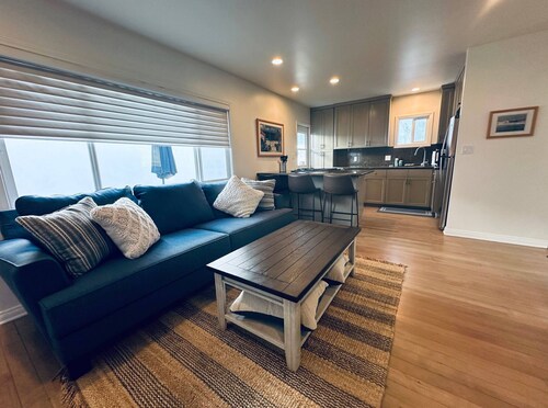 Steps to the beach.  Charming 2-bedroom 1 bath cottage in lovely Hermosa Beach