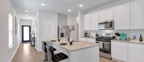 冷蔵庫、電子レンジ、オーブン、コンロ