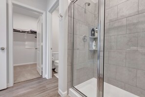 Dusche, Haartrockner, Bidet, Handtücher