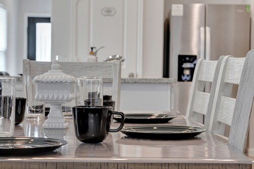 New - 3 bed 2 Bath house in Magnolia with Fast Wifi- Garage Parking