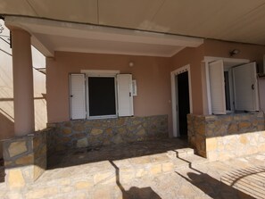 Exterior detail - RENT HOUSE ROOMS KALAMATA  (Agios Dionisios)