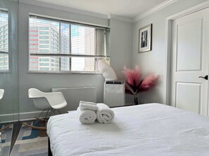 2 bedrooms, desk, iron/ironing board, WiFi