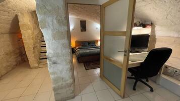 2 slaapkamers, een bureau, een strijkplank/strijkijzer, gratis wifi