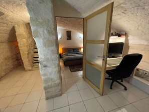 2 sovrum, skrivbord, strykjärn/strykbräda och gratis wi-fi