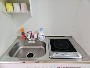 Twin room, Private kitchen and bathroom, Corner Ground Floor (101) | Private kitchen