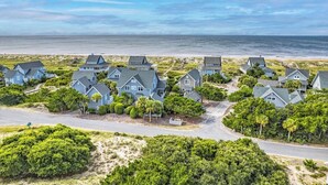 Une zone résidentielle côtière comprenant des maisons, une route et une plage.