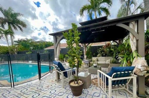 Elegant Tranquil Restful Oasis with Pure Serenity Pool and Garden 