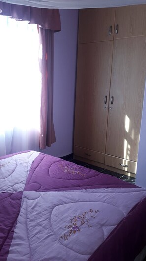 2 bedrooms, iron/ironing board, internet, bed sheets