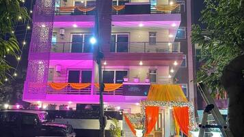 Boendets fasad - kväll/natt