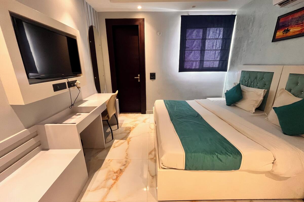 1 bedroom, premium bedding, desk, laptop workspace