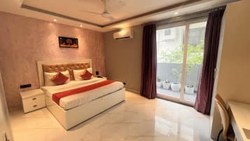 Deluxe-rum | Sängtillbehör av högsta kvalitet, skrivbord och arbetsyta för laptop