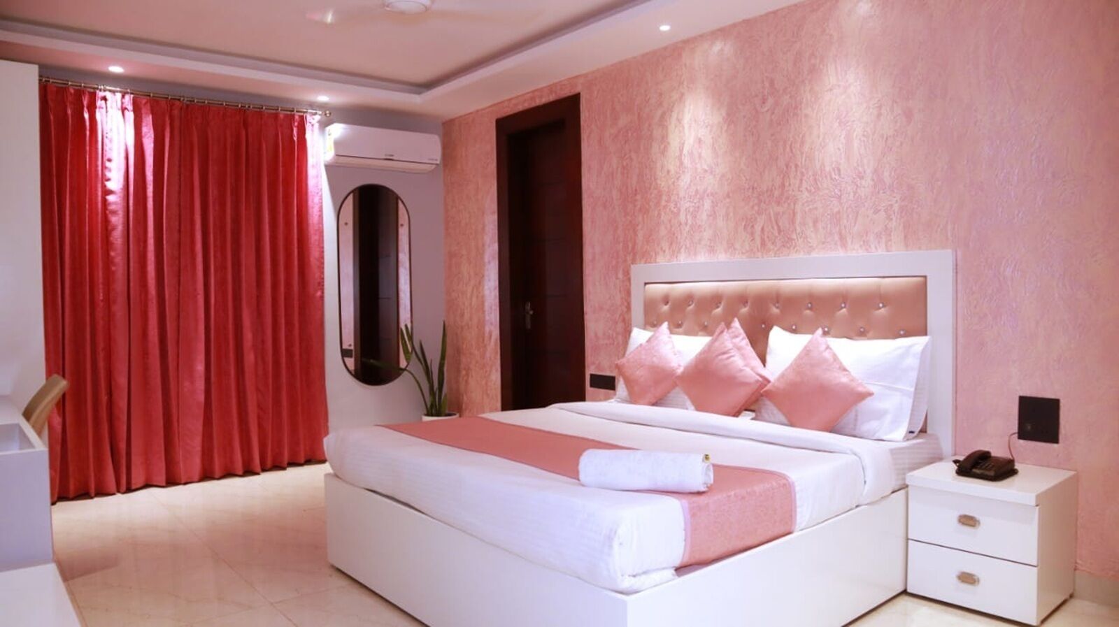 Suite | Luxe beddengoed, een bureau, een laptopwerkplek, geluiddichte muren